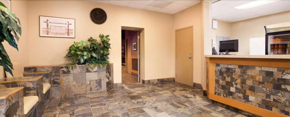 Central Suite Hotel Lloydminster Buitenkant foto