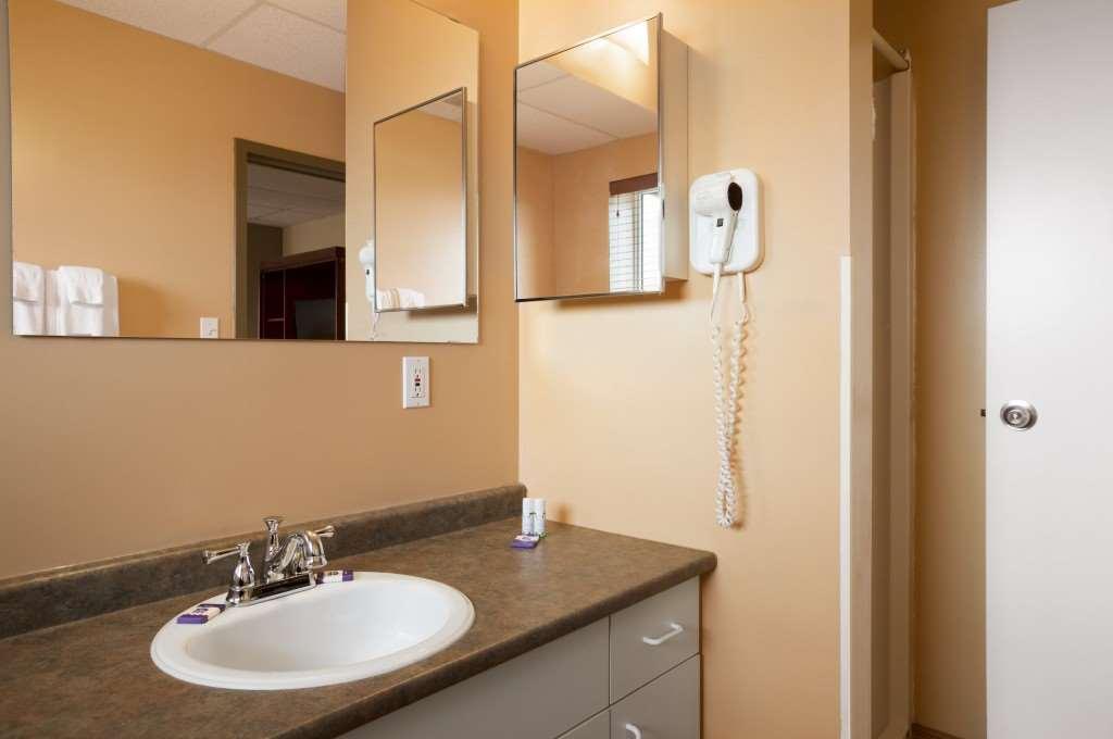 Central Suite Hotel Lloydminster Buitenkant foto