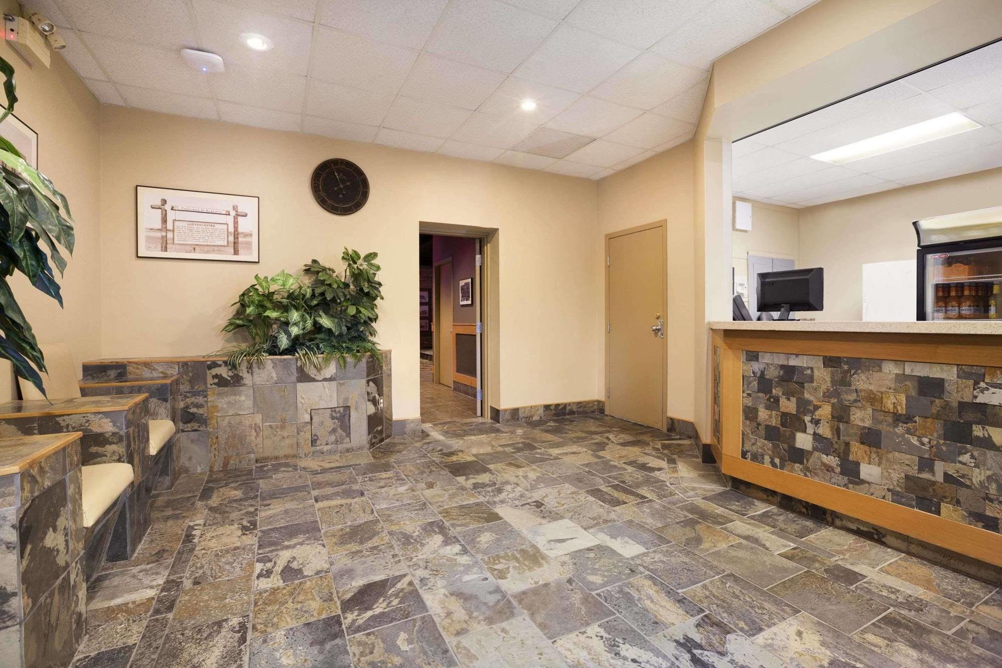 Central Suite Hotel Lloydminster Buitenkant foto