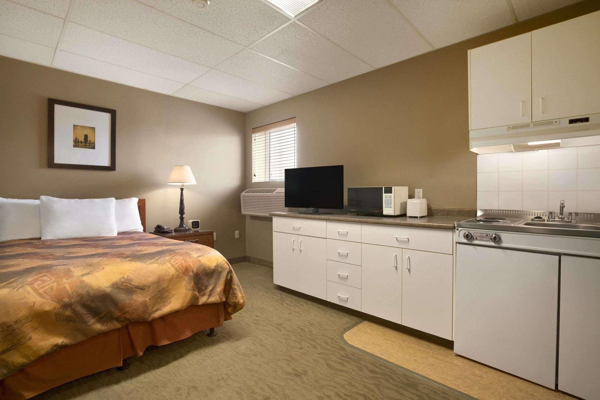 Central Suite Hotel Lloydminster Buitenkant foto