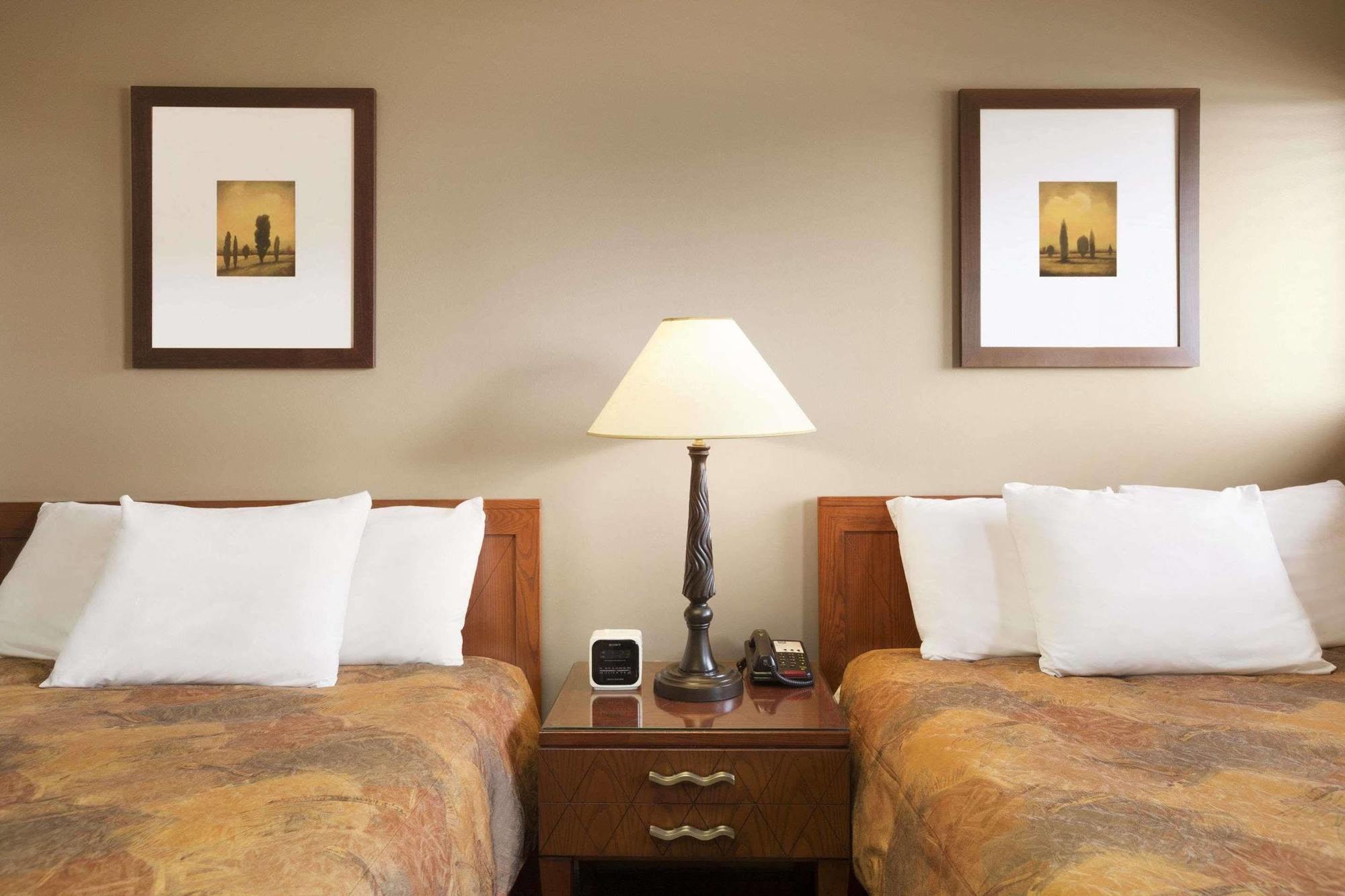 Central Suite Hotel Lloydminster Buitenkant foto