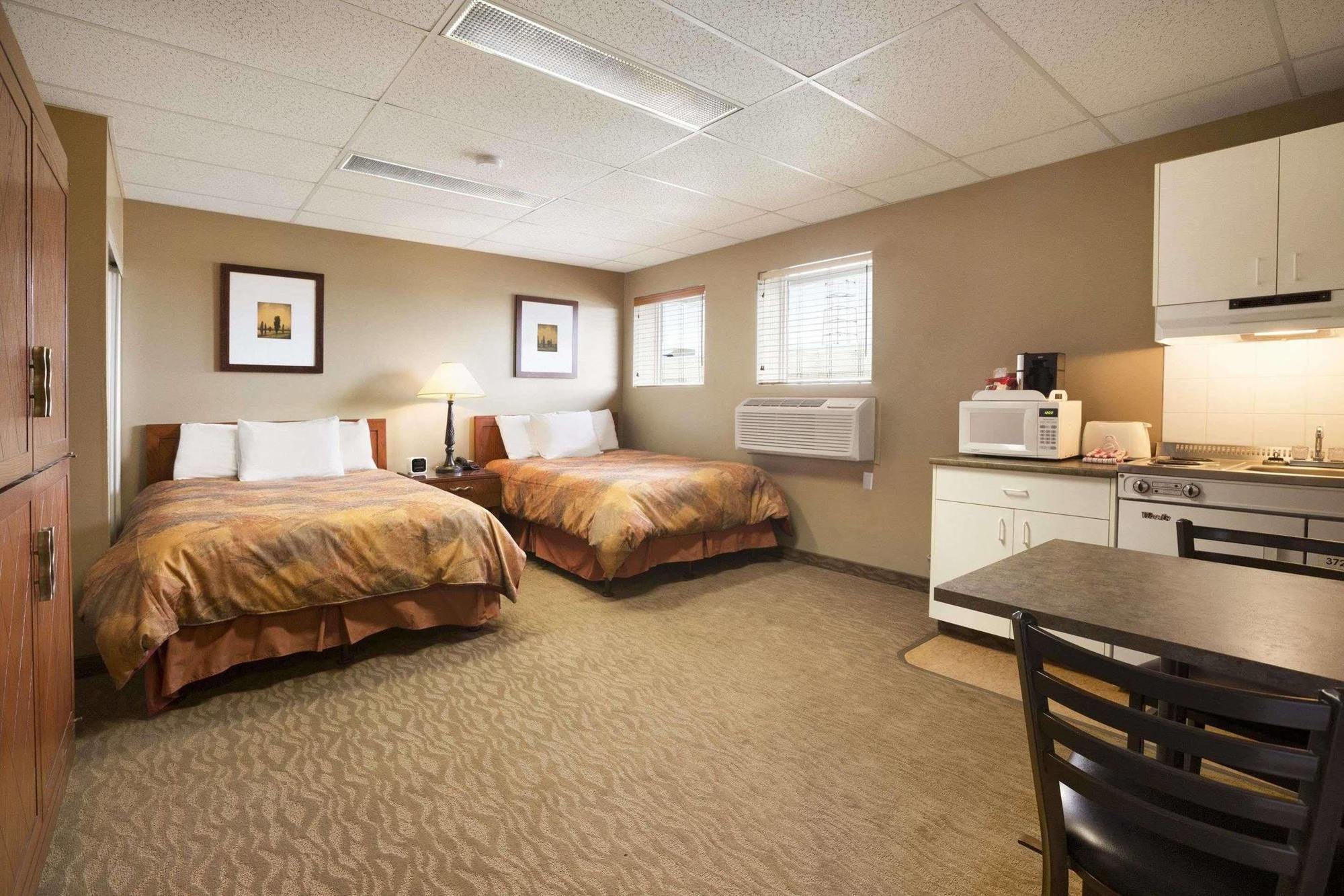 Central Suite Hotel Lloydminster Buitenkant foto