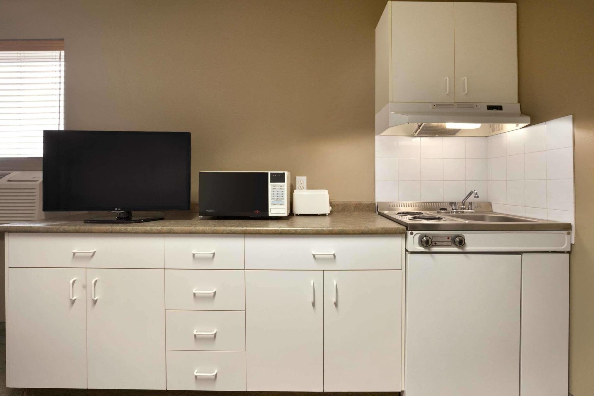 Central Suite Hotel Lloydminster Buitenkant foto