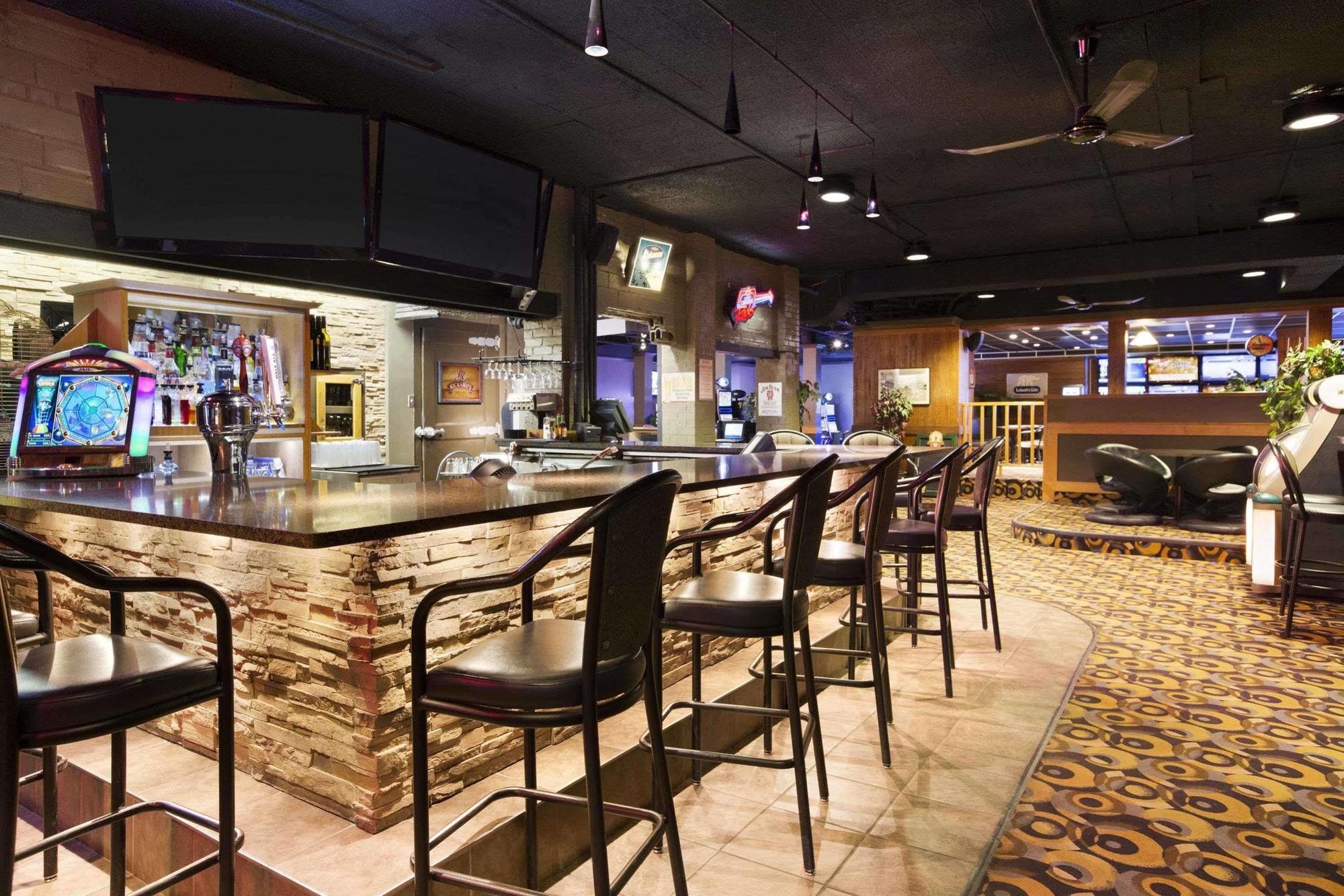 Central Suite Hotel Lloydminster Buitenkant foto
