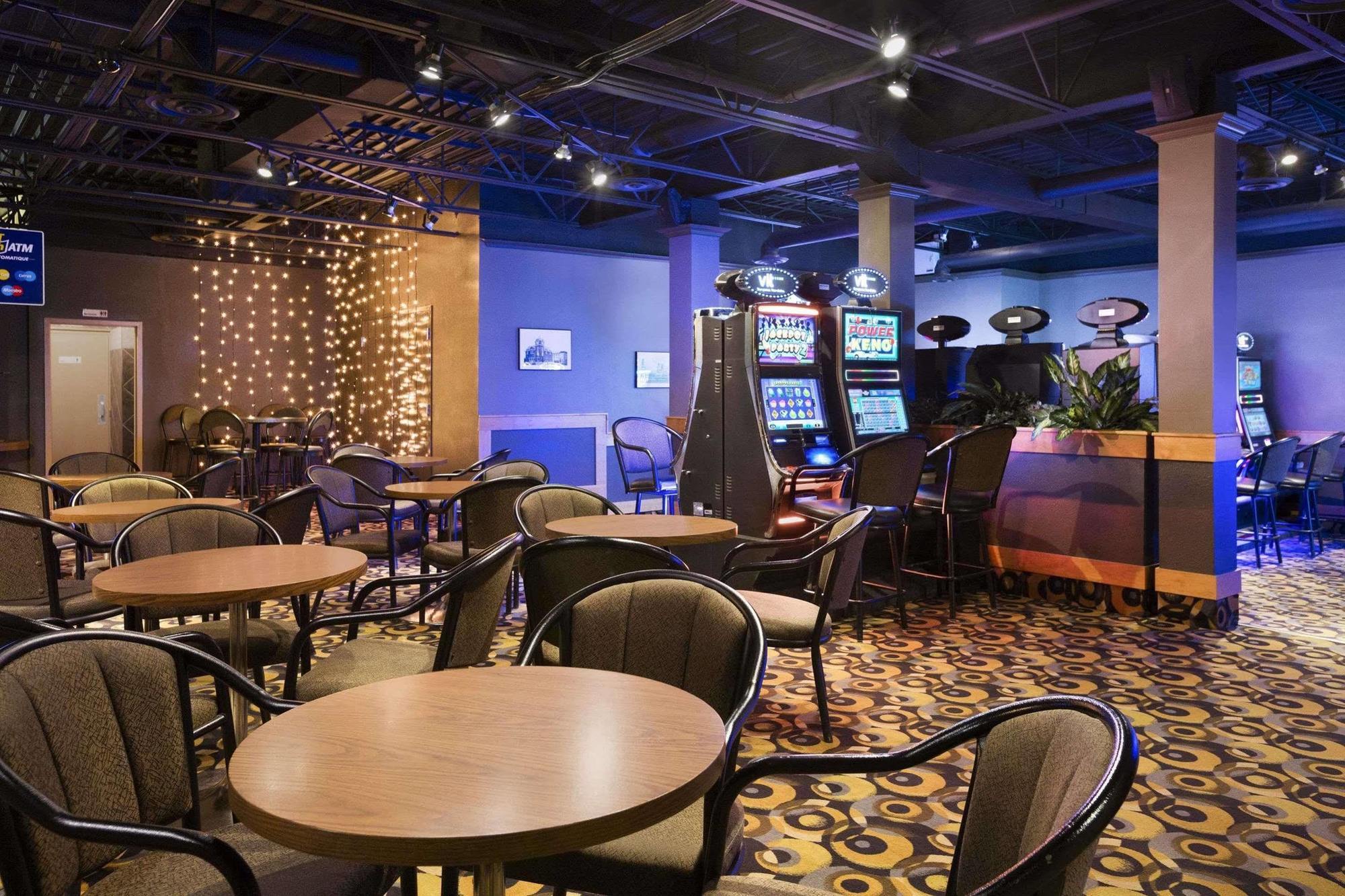 Central Suite Hotel Lloydminster Buitenkant foto